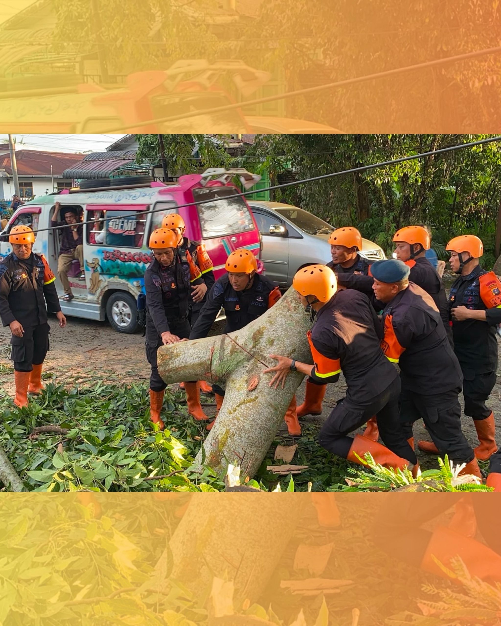 Pohon Tumbang Tutup Akses Jalan, Brimob Sumut Bergerak Cepat Bantu Warga Pematangsiantar