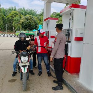 POLSEK TELUK PANDAN PASTIKAN KETERSEDIAAN BBM AMAN. DISTRIBUSI SOLAR TETAP BERJALAN