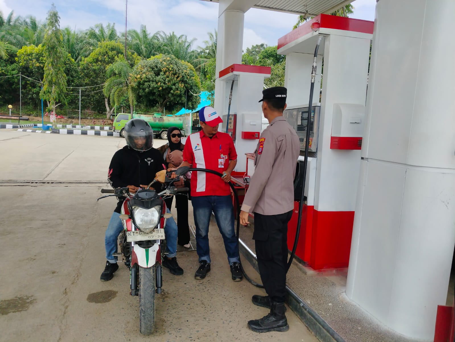 POLSEK TELUK PANDAN PASTIKAN KETERSEDIAAN BBM AMAN. DISTRIBUSI SOLAR TETAP BERJALAN