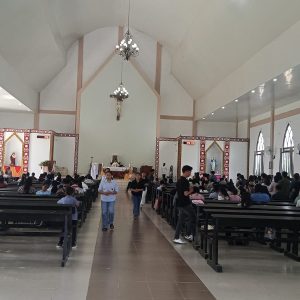 POLSEK MUARA WAHAU AMANKAN M8NGGU DI GEREJA  SANTO MARIA RATU DAMAI PASTIKAN JEMAAT BERIBADAH DENGAN KHUSYUK