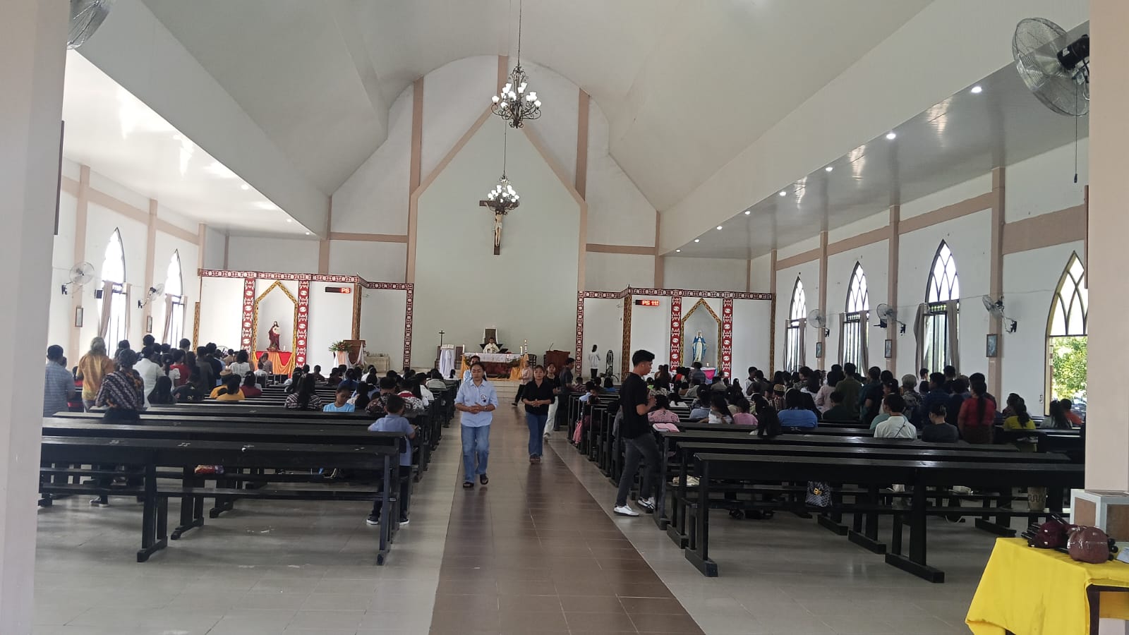 POLSEK MUARA WAHAU AMANKAN M8NGGU DI GEREJA  SANTO MARIA RATU DAMAI PASTIKAN JEMAAT BERIBADAH DENGAN KHUSYUK
