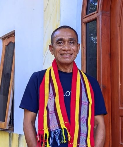 Ket. Foto :  Viktor Manbait, Anggota WALHI NTT (Direktur Lakmas Cendana Wangi).