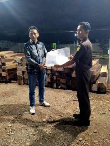 Serimoni eksport kayu sonokeling satu kontainer dari hasil sitaan yang disimpan dari kejaksaan negeri TTU. Doc. Viktor Manbait, Anggota WALHI NTT