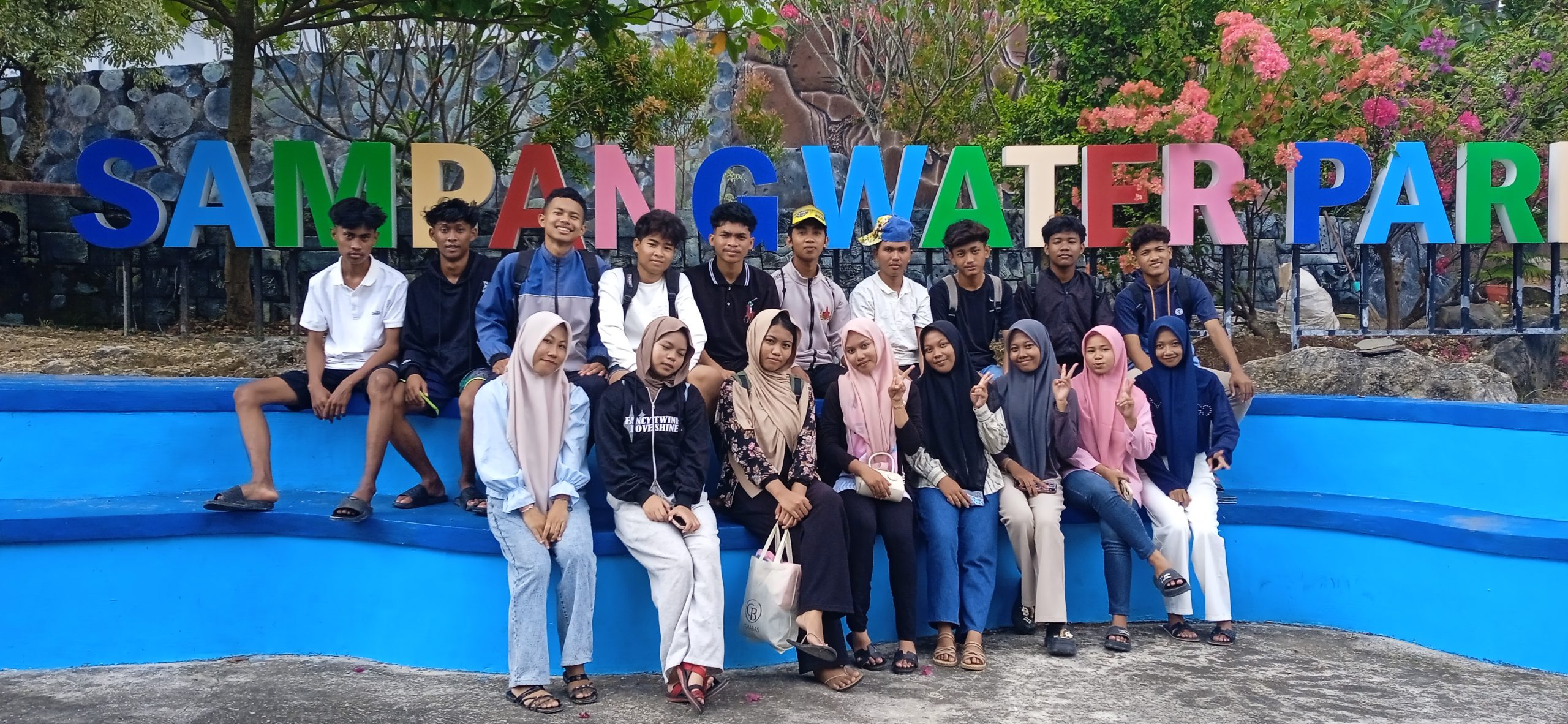 Siswa Siswi SMAN 2 Berikan Dukungan Kepada Sampang Water Park Sebagai Wisata Air Terbaik Madura