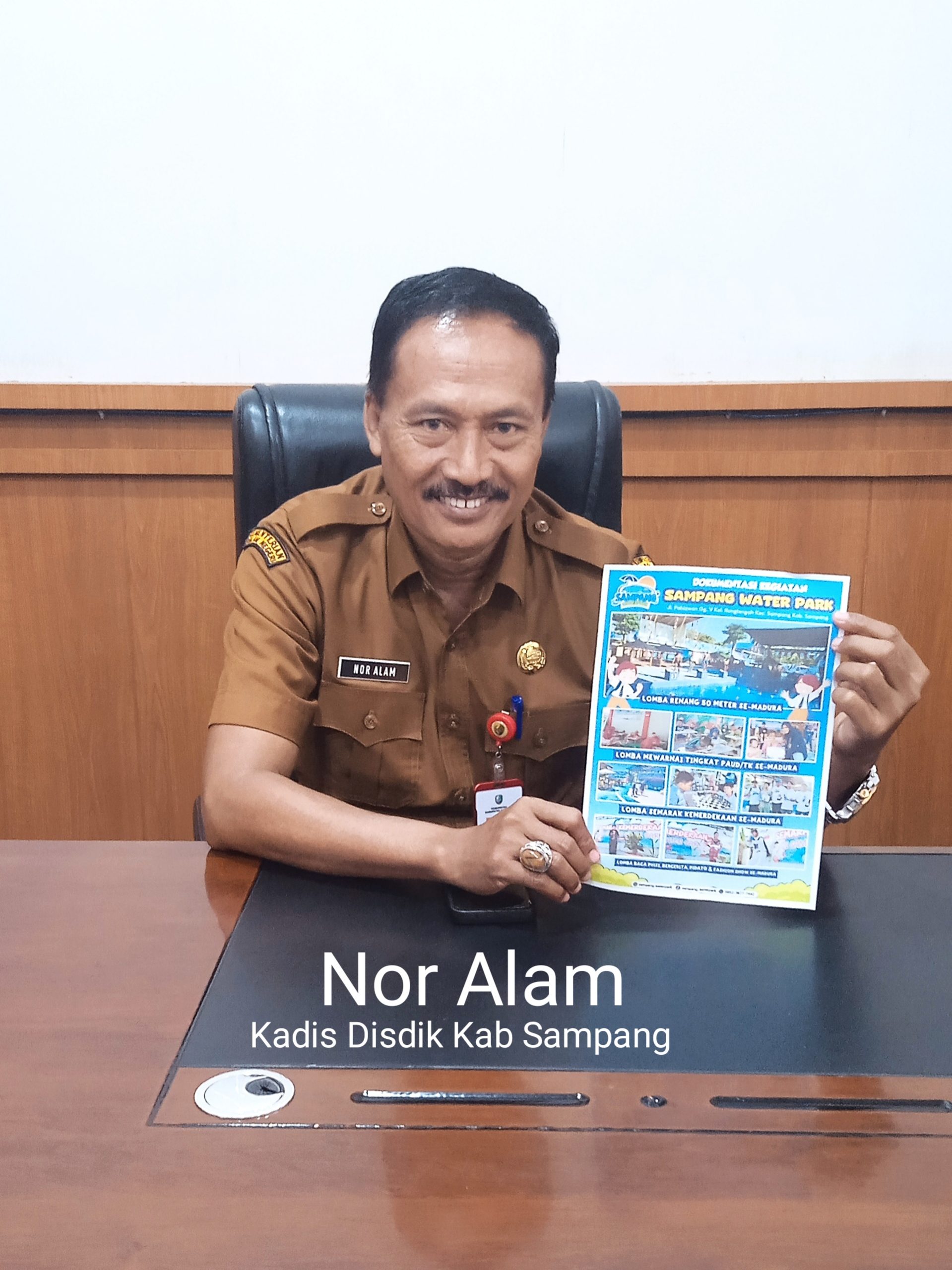 Kepala Disdik Kab Sampang Mengajak Siswa Praktek Renang di Sampang Water Park Saja