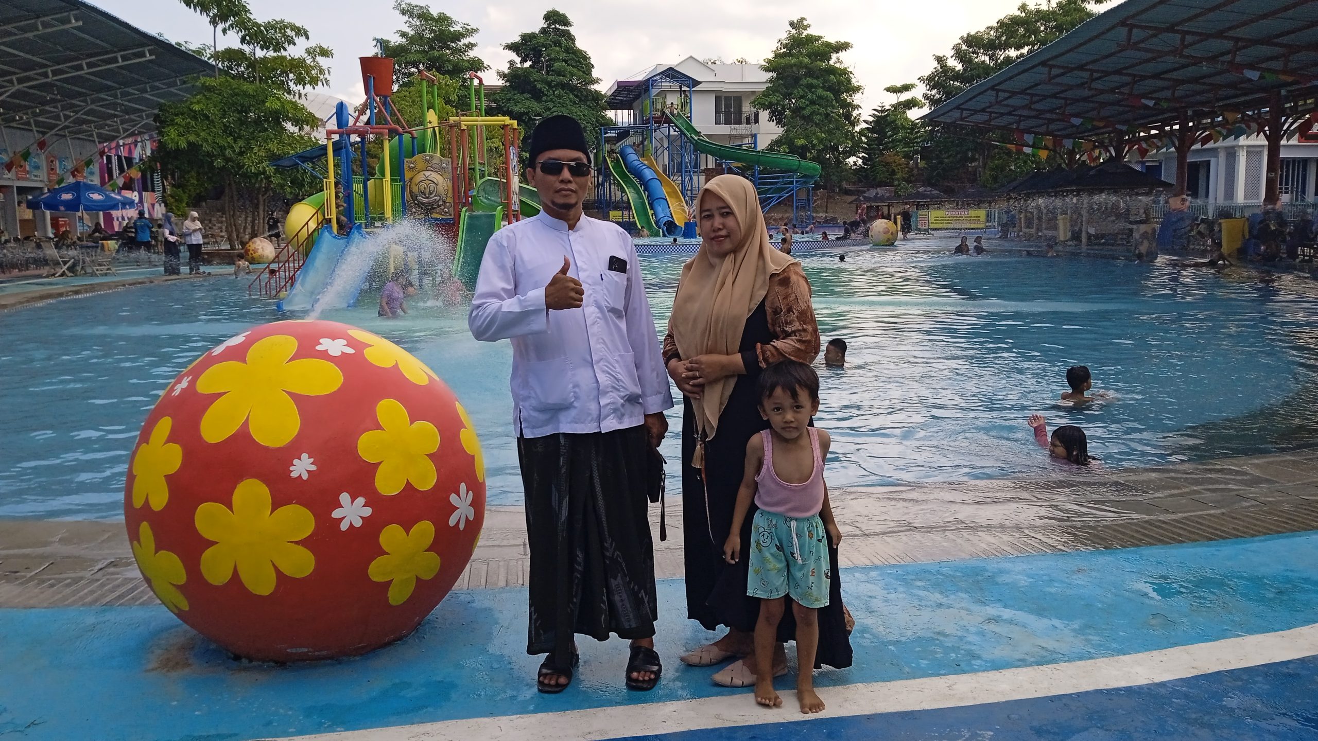 Wisatawan Domistik, Ustad Mulyadi Asal Tambelengan Ajak Masyarakat Sampang Kunjungi Sampang Water Park