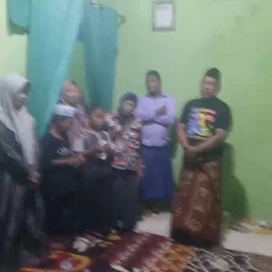Lsm Gmbi distrik Gresik Gelar Santunan Anak Yatim di Rumah Bpk Arif di Dsn  purworejo ds metatu Kec Benjeng Kab Gresik