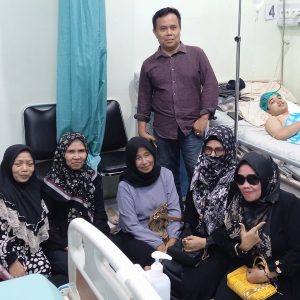 Tretan Alumni SMANSA 88 Besuk Putra Kedua Hj Duroiroh di RSMZ Sampang Pasca Operasi Akibat Kecelakaan