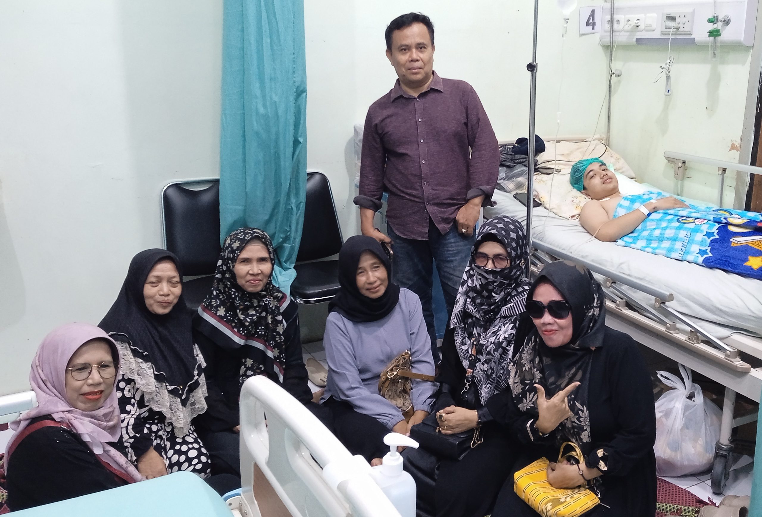 Tretan Alumni SMANSA 88 Besuk Putra Kedua Hj Duroiroh di RSMZ Sampang Pasca Operasi Akibat Kecelakaan