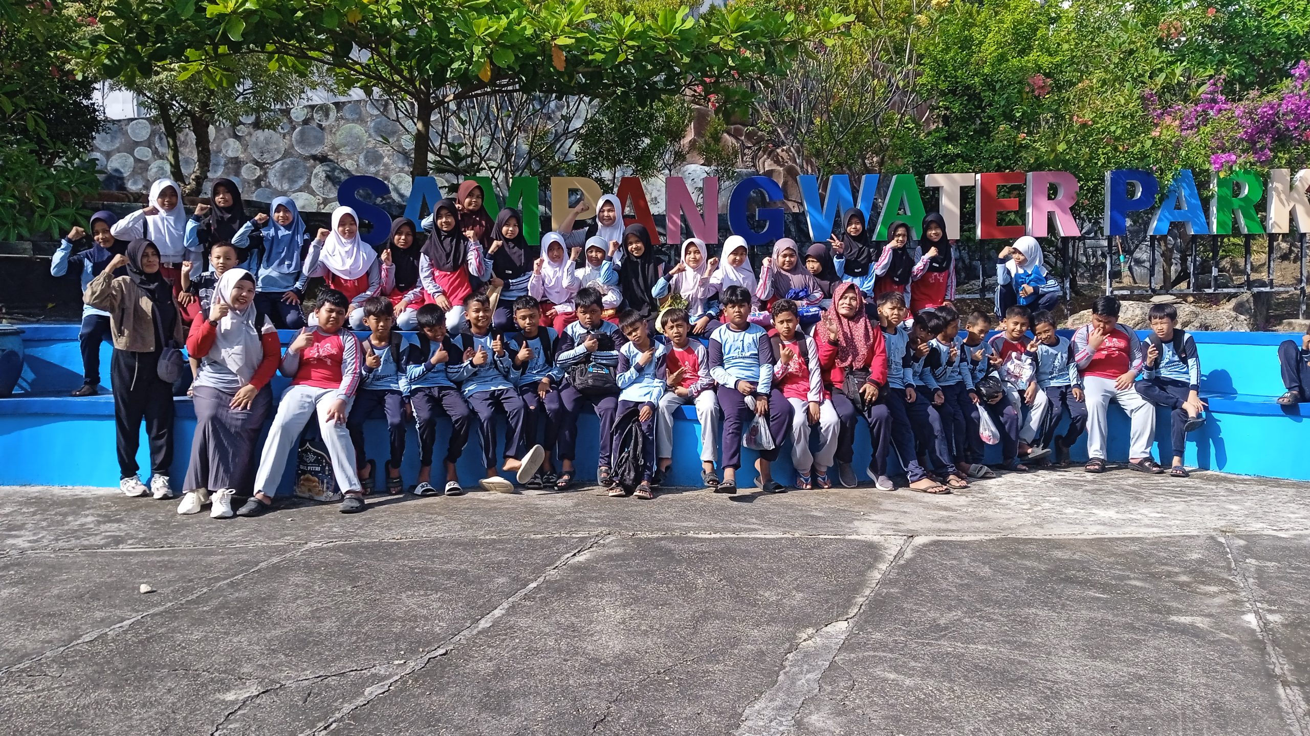 UPTD SDN Banyuanyar 1 Praktek Renang di Sampang Water Park