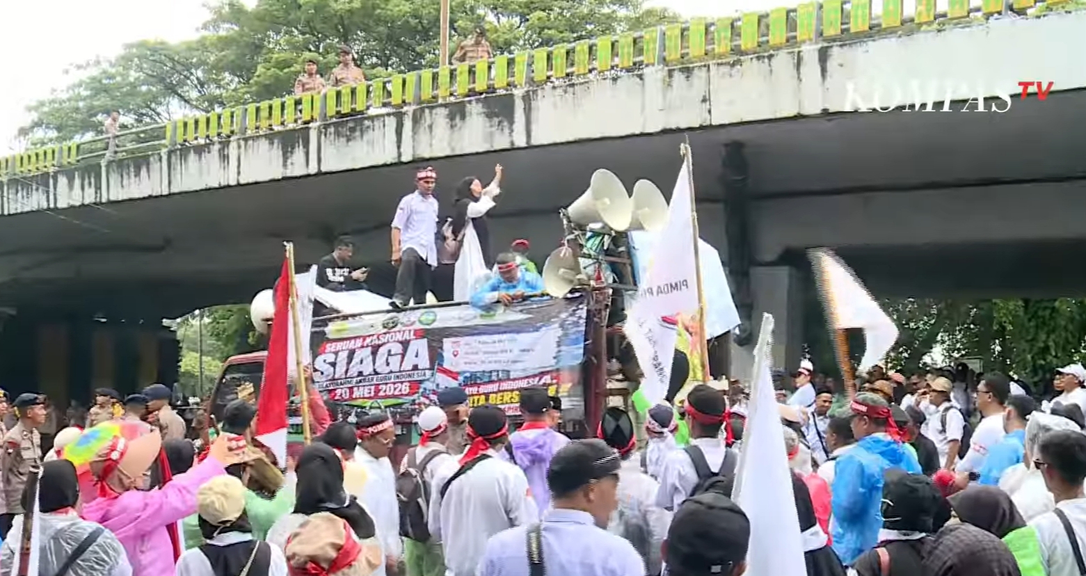 “Ingatkan Janji Politik & Amanat Konstitusi, Ribuan Guru Madrasah ‘Ketuk Pintu’ DPR: Kesejahteraan Kami Bukan Kemewahan, Tapi Hak Negara”