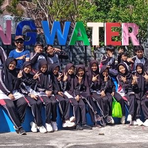 SMPS MA’ ARIF NU 3 Pilih Praktek Renang di Sampang Water Park