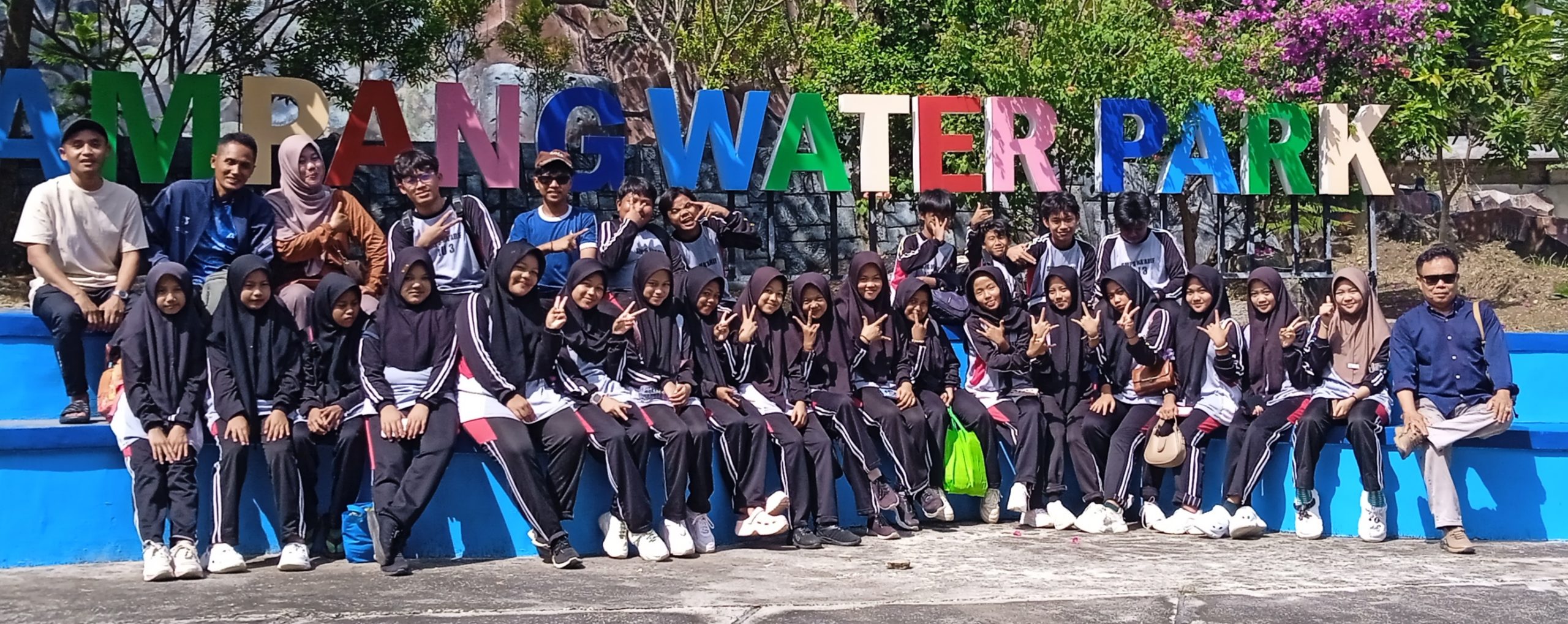 SMPS MA’ ARIF NU 3 Pilih Praktek Renang di Sampang Water Park