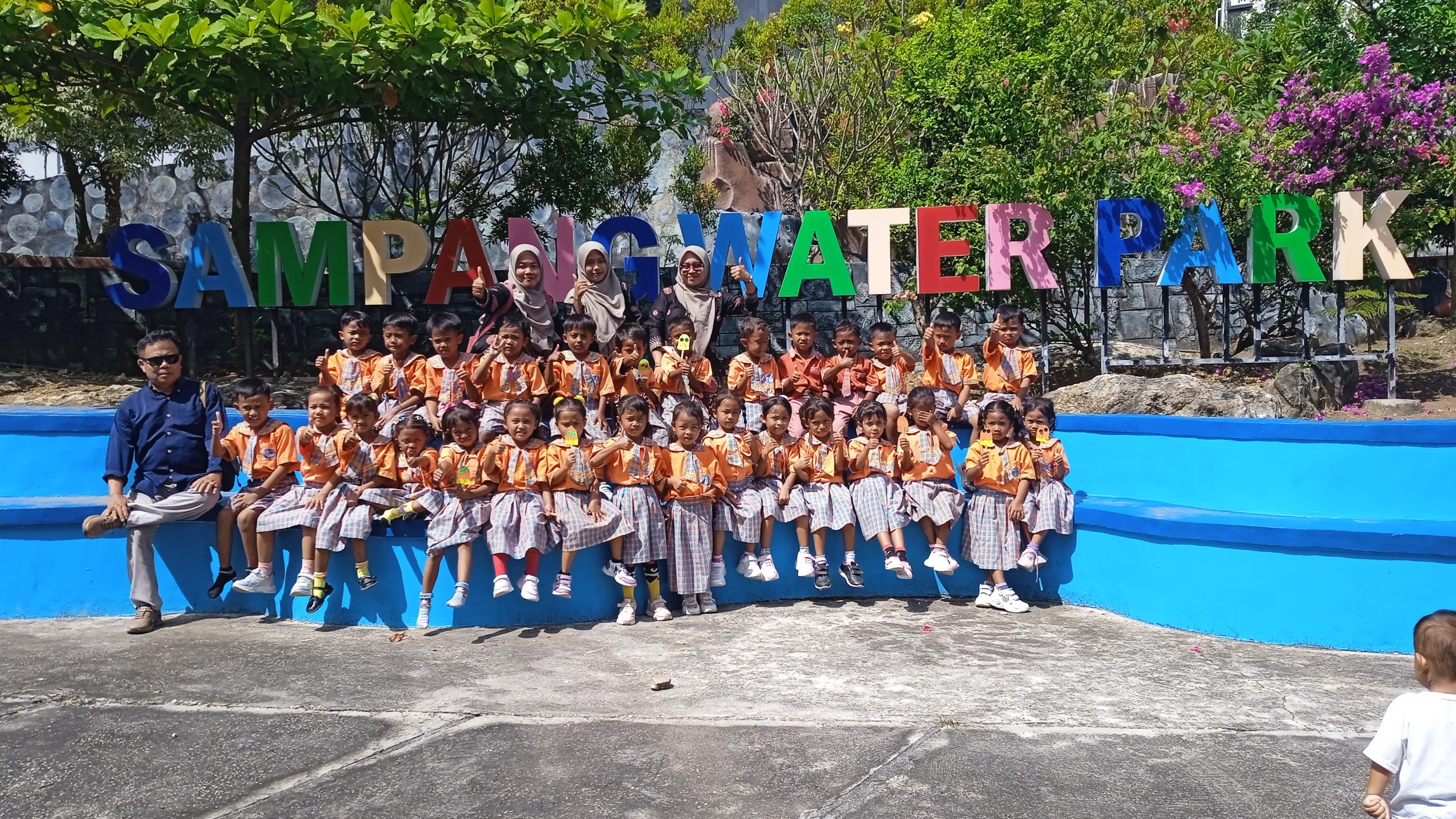 TK Zahratuttullab Camplong Pilih Sampang Water Park Sebagai Tujuan Favorit