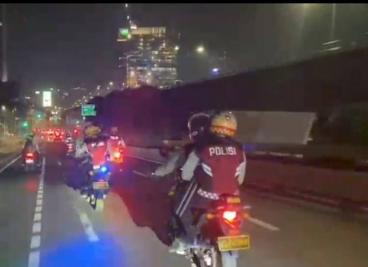 Tim Patroli Ditsamapta Polda Metro Jaya Amankan 3 Pemuda Diduga Bawa Celurit di Cideng
