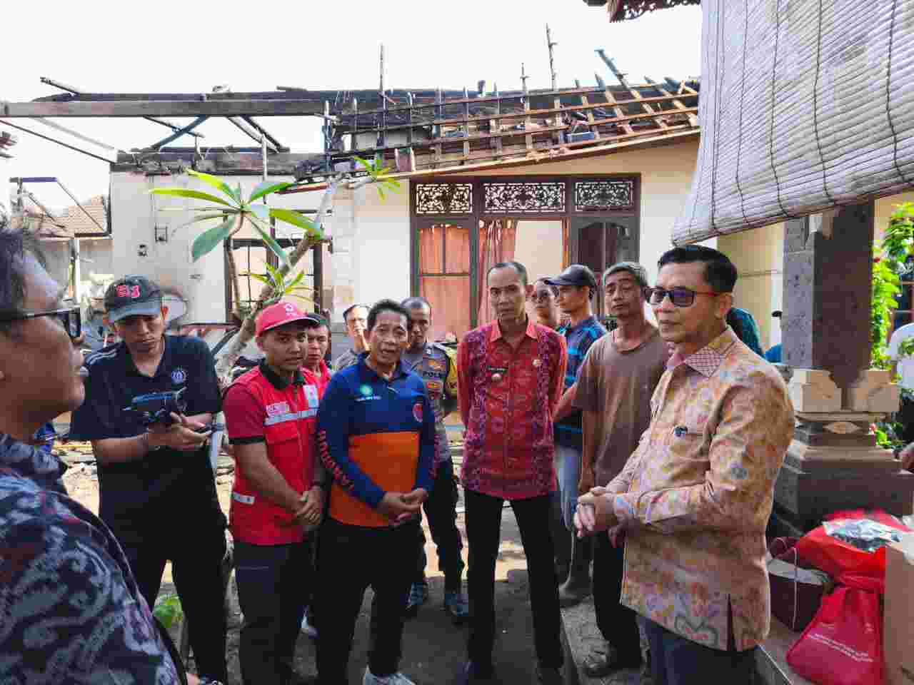 Bupati Dan Wakil Hadir Bersama PMI Saat Kebakaran Di Klungkung