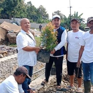 Kegiatan Foto : Kolaborasi Pemdes dan PT PMC, Desa Tamansari Sukses Gelar Gerakan Nasional Penanaman Sejuta Pohon