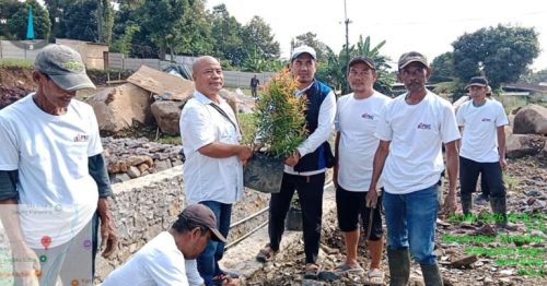 Kegiatan Foto : Kolaborasi Pemdes dan PT PMC, Desa Tamansari Sukses Gelar Gerakan Nasional Penanaman Sejuta Pohon
