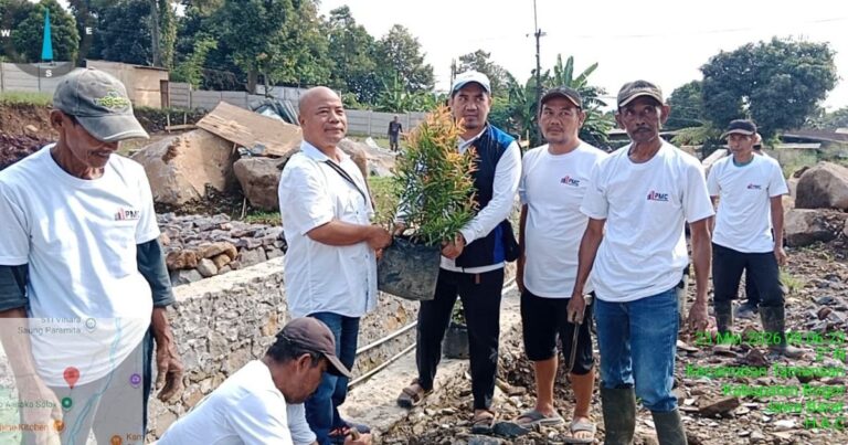 Kegiatan Foto : Kolaborasi Pemdes dan PT PMC, Desa Tamansari Sukses Gelar Gerakan Nasional Penanaman Sejuta Pohon