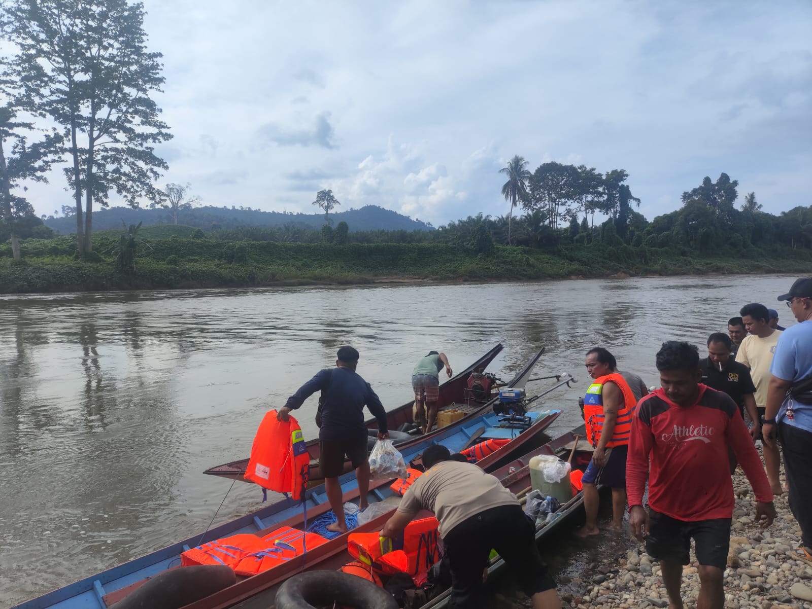 Polisi Dan Warga Lanjutkan Pencarian Korban Tenggelam Di Sungai Melenyu