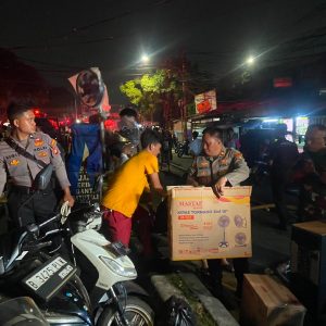 Respons Cepat Polda Metro Jaya saat Kebakaran Pasar Jiung, Warga Dievakuasi dan Dibantu Selamatkan Barang