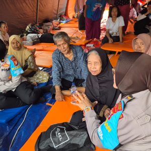 Polwan Jaga Jakarta Salurkan Bantuan dan Trauma Healing untuk Korban Kebakaran Pasar Jiung