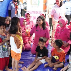 Bhayangkari Metro Jakpus Salurkan Bantuan dan Trauma Healing untuk Korban Kebakaran Pasar Jiung