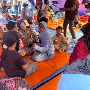 Ditpamobvit Polda Metro Bagikan 500 Boks Makanan untuk Korban Kebakaran Kemayoran