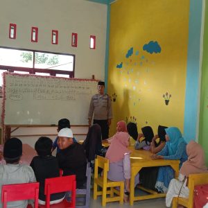 Luar Biasa Kanit Binmas Polsek Binjai Berbagi Ilmu Belajar Baca Al-Qur’an dan Ilmu Agama Islam di Yayasan Asmaul Husna