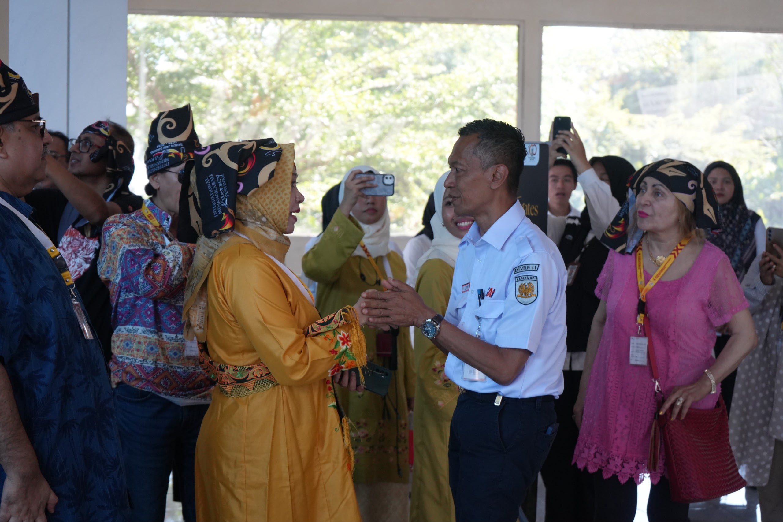 DIVISI REGIONAL II SUMATERA BARAT KAI MENJADI JEMBATAN PERSAHABATAN DUNIA, STASIUN YANG MEMBUKA TANGAN MENYAMBUT DUNIA