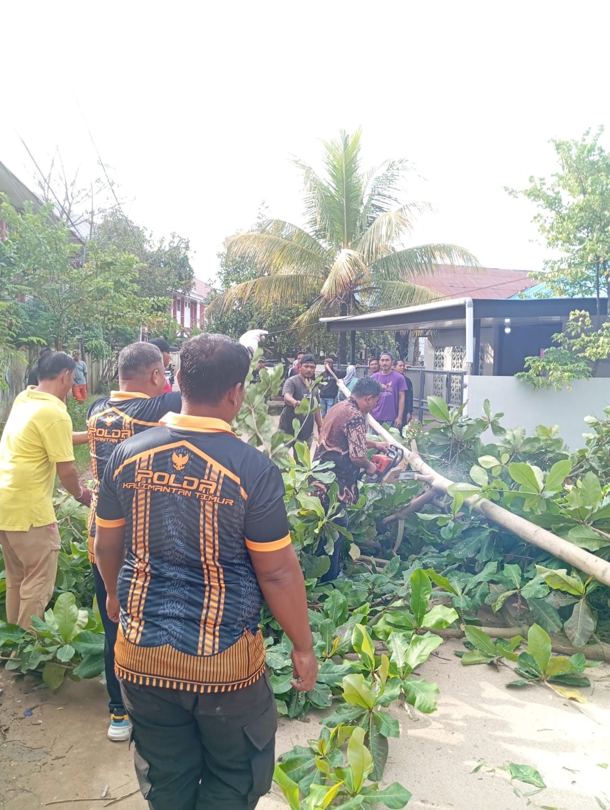 Polsek Sangatta Utara Perkuat Sinergi Dengan Masyarakat Melalui Gotong Royong Lingkungan Dan Ketahanan Pangan