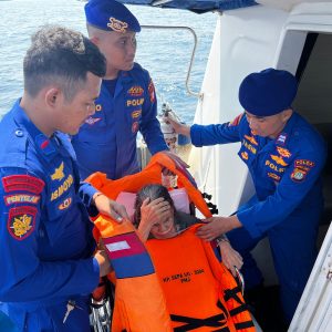 Kapal Patroli Jadi Penyelamat, Polairud PMJ Evakuasi Lansia Sakit ke Puskesmas