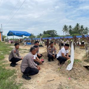 Bentuk Simpati Dan Duka Mendalam Kapolres Kutim Ziarah Ke Makam Almarhum Royyan