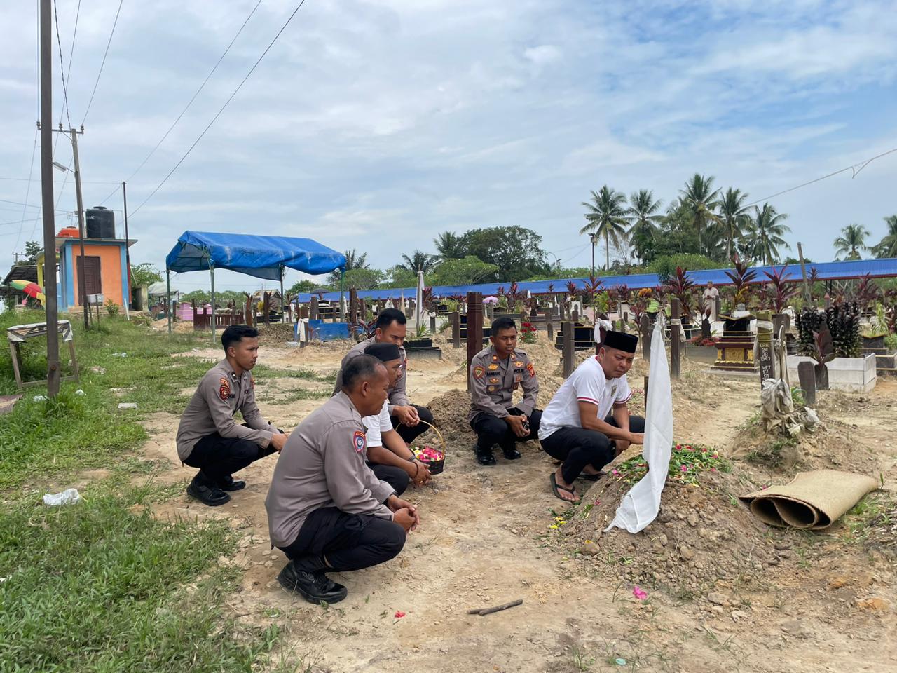 Bentuk Simpati Dan Duka Mendalam Kapolres Kutim Ziarah Ke Makam Almarhum Royyan