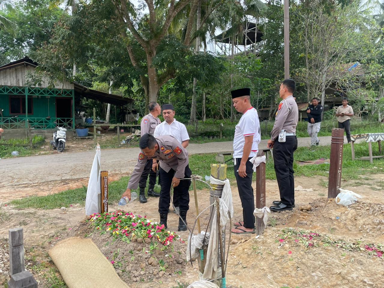 Wujud Empati Polri, Kapolres Kutim Melayat Dan Doakan Almarhum Muhammad Royyan Prasetyo