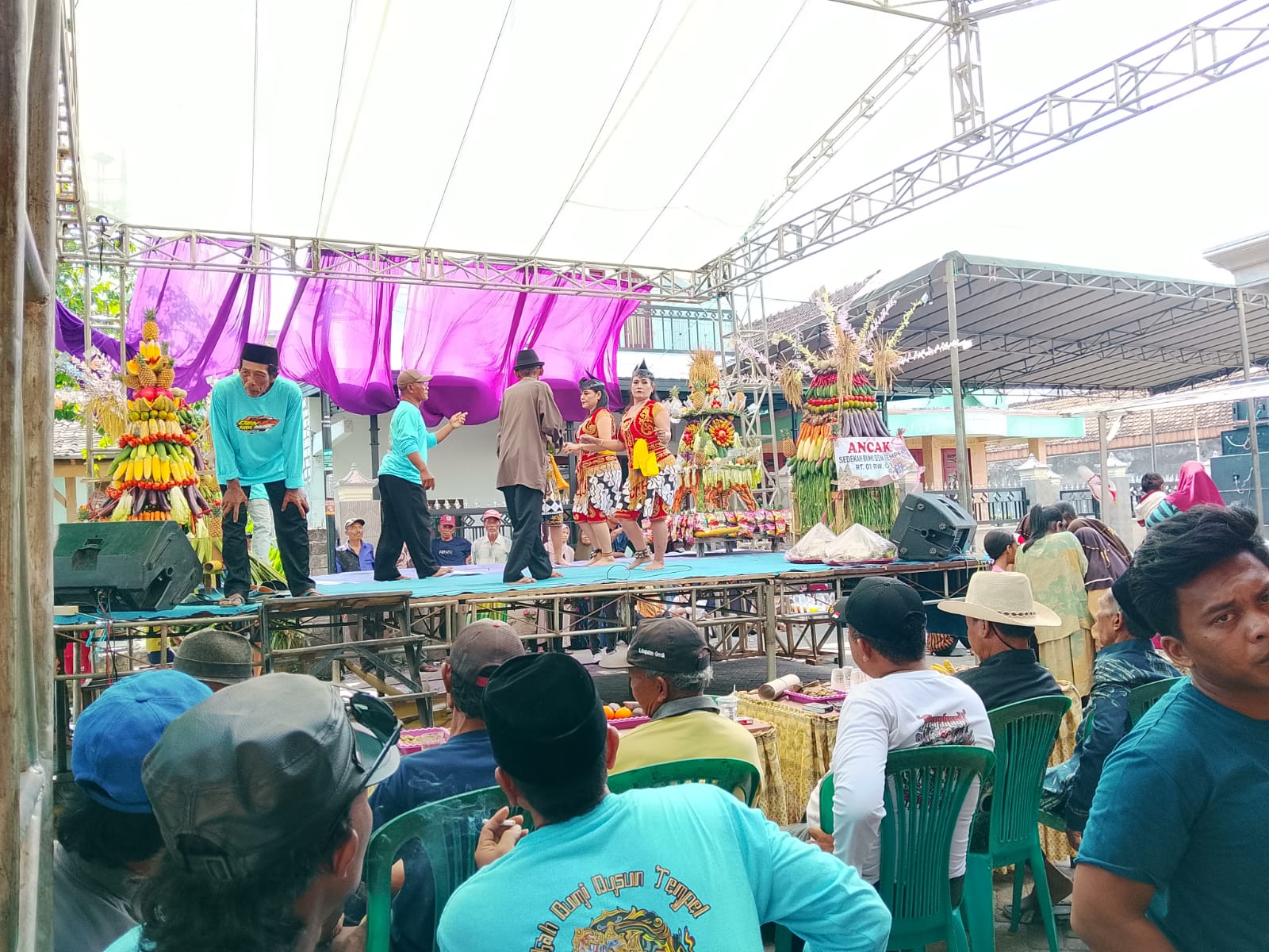 Sedekah Bumi Dusun Tempel Meriah, Warga Rebut Gunungan dan Nikmati Pagelaran Wayang Kulit Ki Blego Ardianto