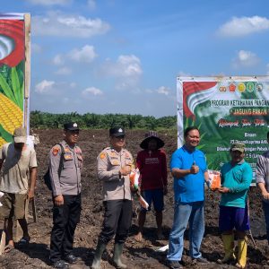 Tanam Jagung Bersama Poktan Tirta Jaya di Desa Sekrat, Polsek Bengalon Kawal Program Ketahanan Pangan