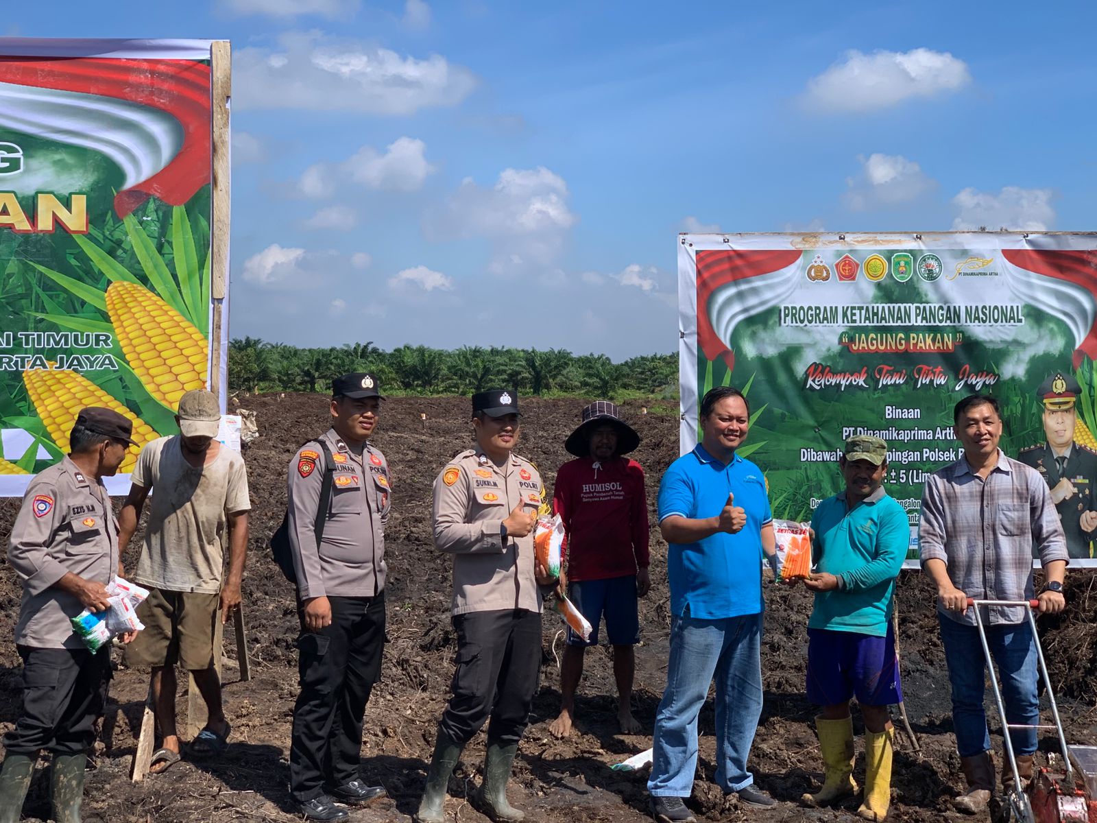 Tanam Jagung Bersama Poktan Tirta Jaya di Desa Sekrat, Polsek Bengalon Kawal Program Ketahanan Pangan