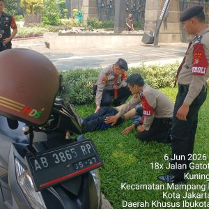 Respons Cepat Patroli Ditpamobvit PMJ Tolong Korban Kecelakaan di Gatot Subroto