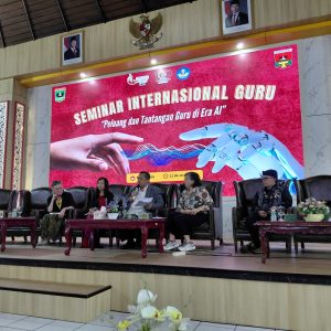 DI TANGAN GURU: TEKHNOLOGI MENJADI CAHAYA, BUKAN PENGGANTI JIWA