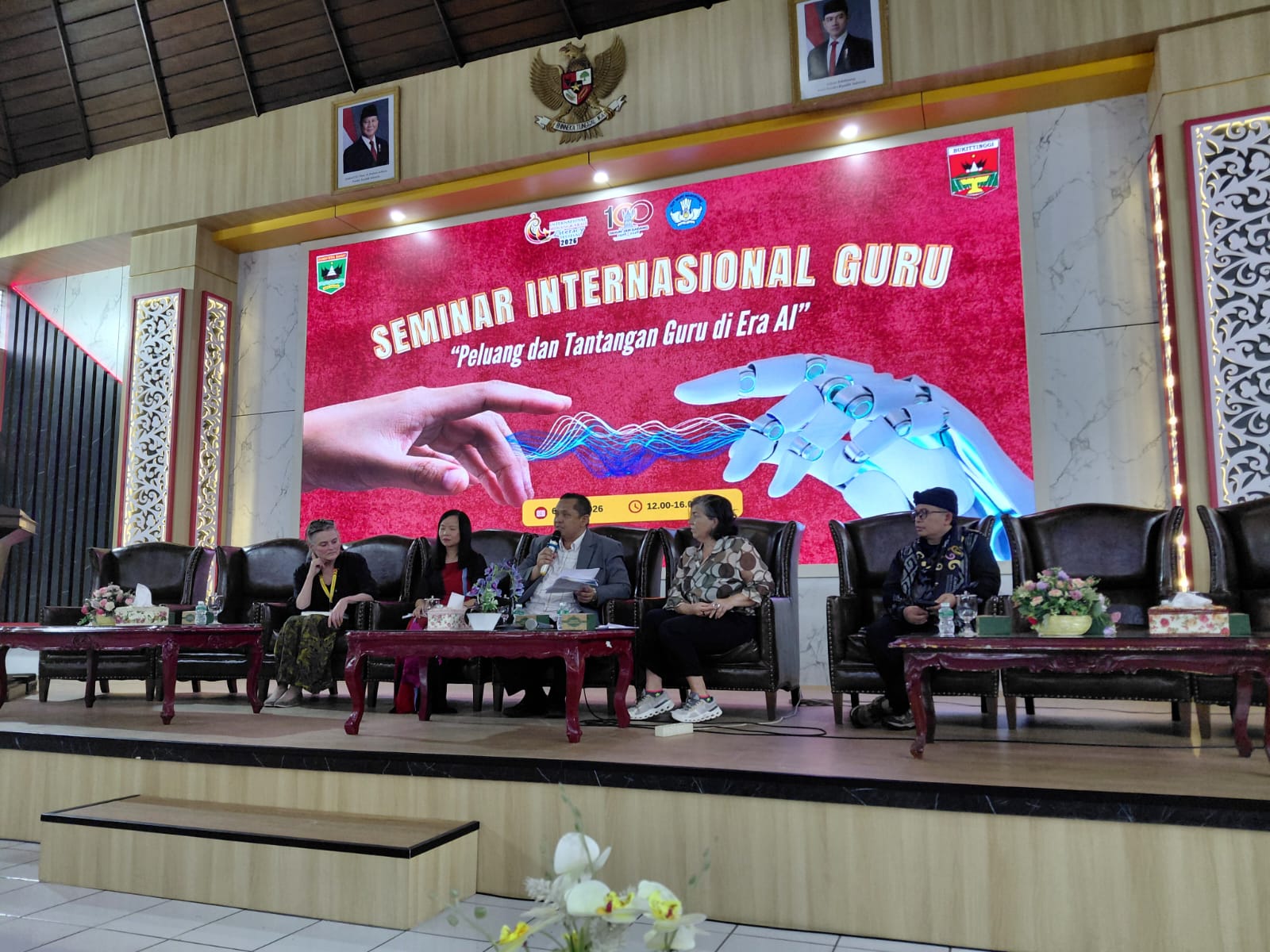DI TANGAN GURU: TEKHNOLOGI MENJADI CAHAYA, BUKAN PENGGANTI JIWA