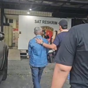 Unit Reaksi Cepat Satreskrim Polres Pelabuhan Tanjung Perak Amankan Pelaku Pencurian Tiang Rambu di Surabaya.
