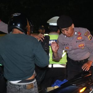 Patroli Dini Hari Polres Jakbar Amankan Empat Orang Diduga Bawa Narkoba dan Obat Keras