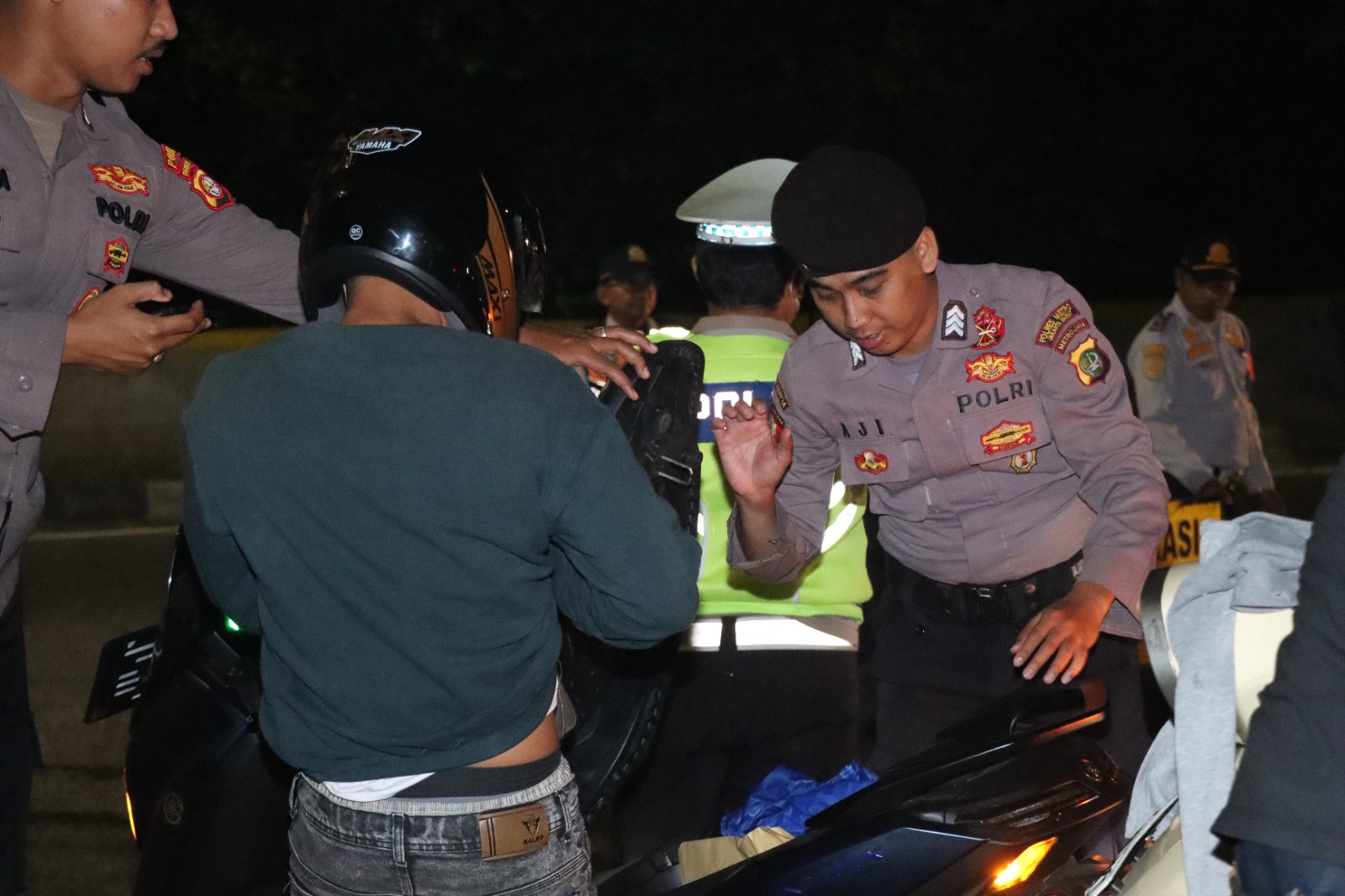 Patroli Dini Hari Polres Jakbar Amankan Empat Orang Diduga Bawa Narkoba dan Obat Keras