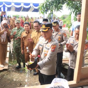 Wujudkan Hunia Layak Huni Jelang Hari Bhayangkara Ke – 80, Polres Kutim Sinergi Dengan Pemda  Bedah 8 Rumah Warga Kurang Mampu
