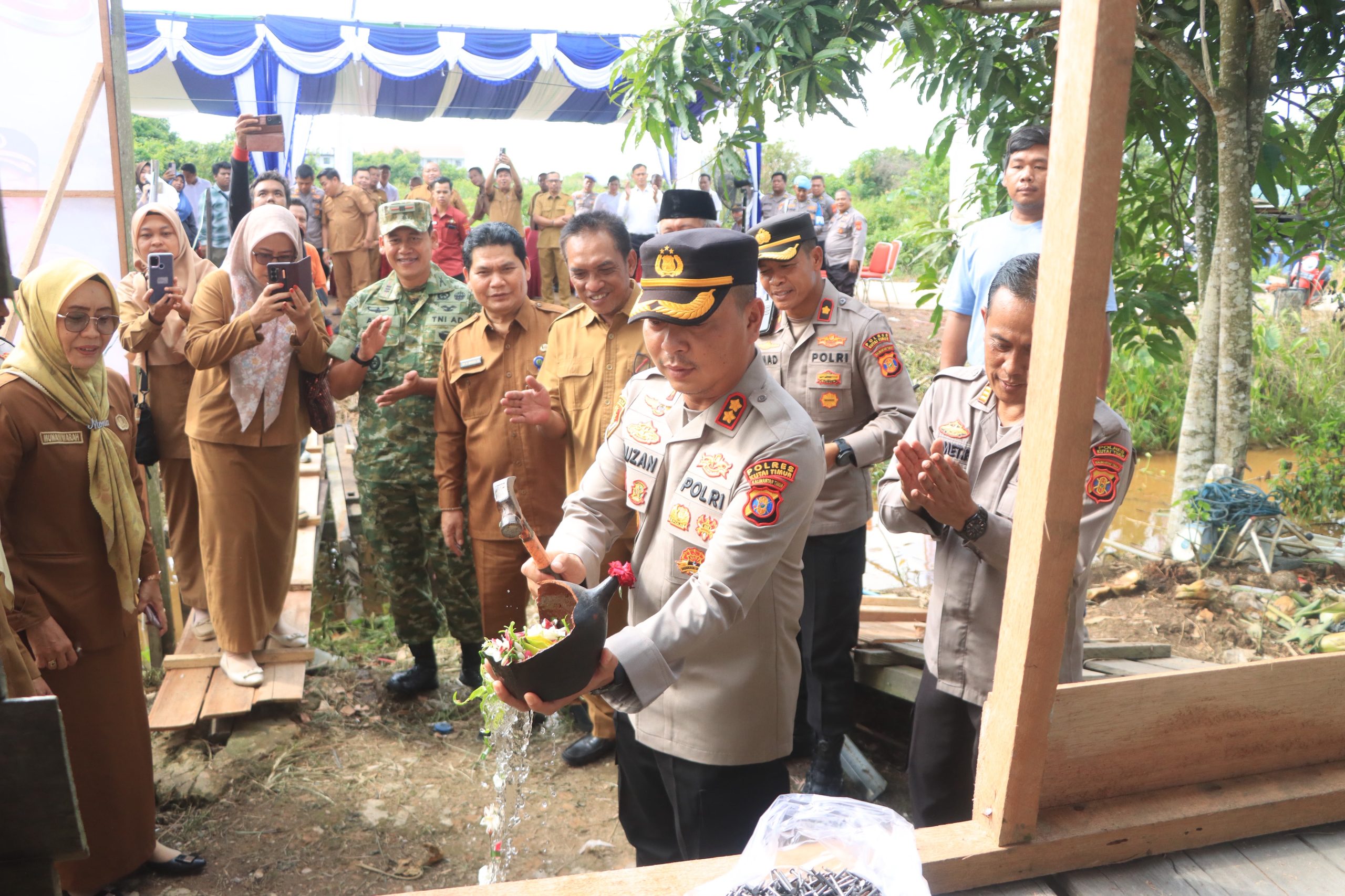 Wujudkan Hunia Layak Huni Jelang Hari Bhayangkara Ke – 80, Polres Kutim Sinergi Dengan Pemda  Bedah 8 Rumah Warga Kurang Mampu