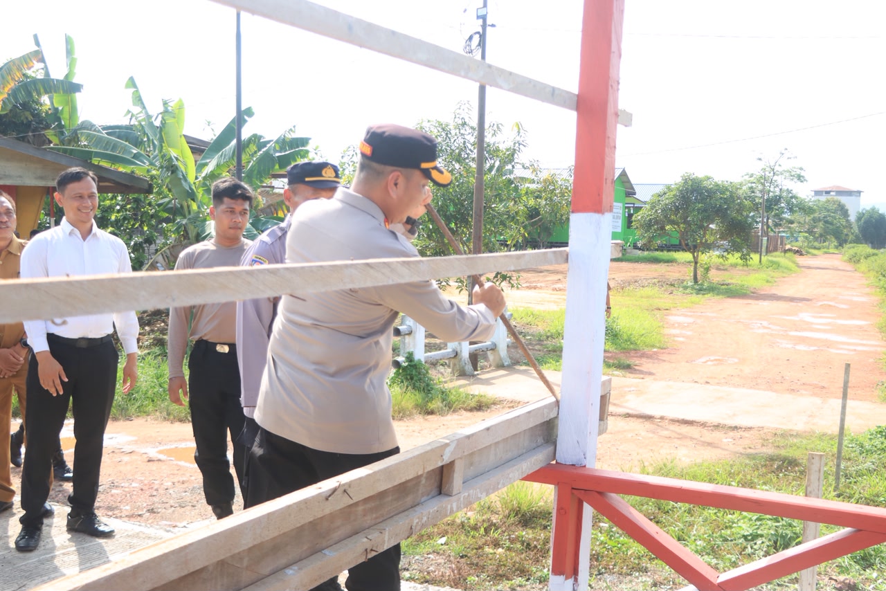 Pangkas Waktu Tempo Warga, Kapolres Kutim Resmikan Jembatan Haji Masdar