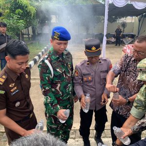 Polres Kutim Dan Bea Cukai Musnahkan Ribuan Barang Ilegal