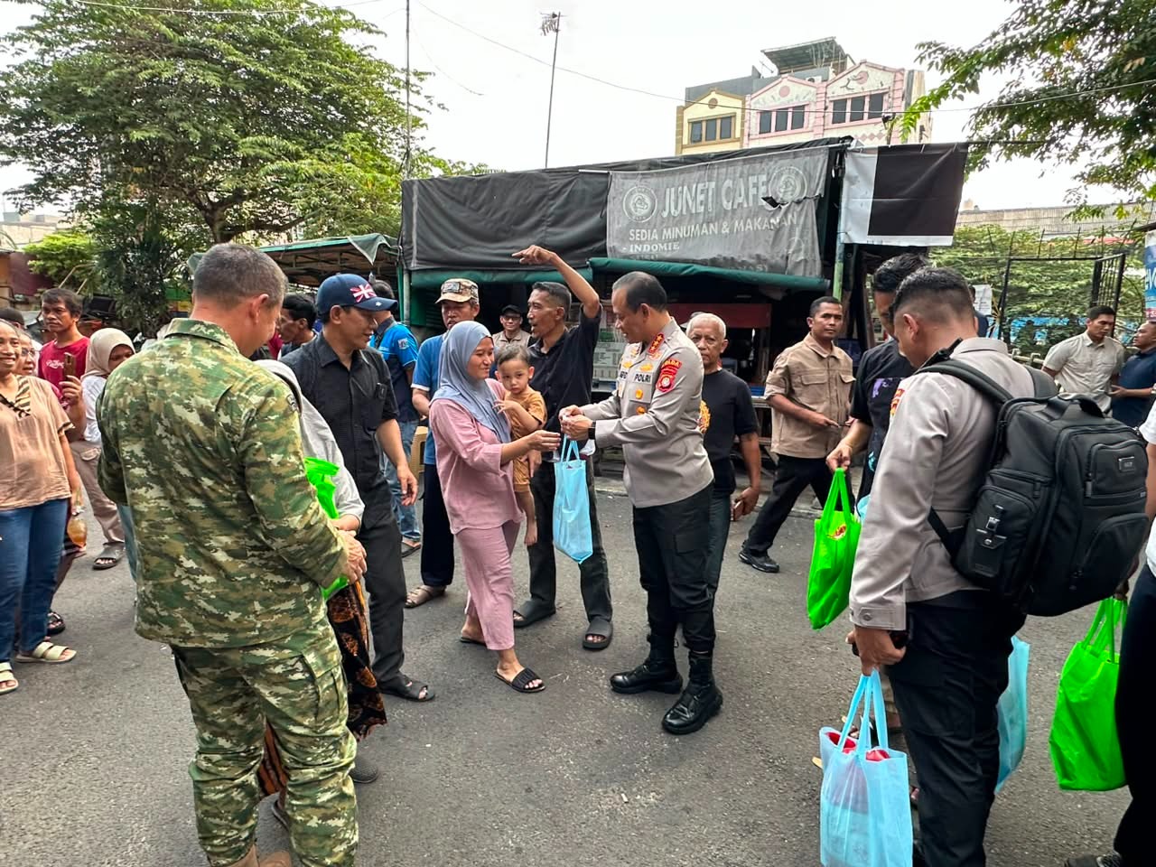 Kapolda Metro Jaya Bersama Pangdam Jaya Melaksanakan Jaga Jakarta On The Spot ke Warga Masyarakat