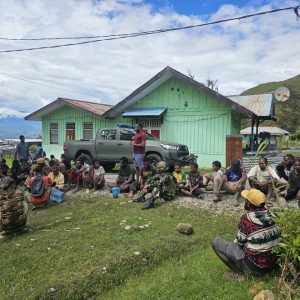 Perkuat Kebersamaan dengan Masyarakat, Satgas Yonif 521/DY Gotong – Royong Pembangunan Pagar Pondok Pesantren Al – Istiqomah di Walesi